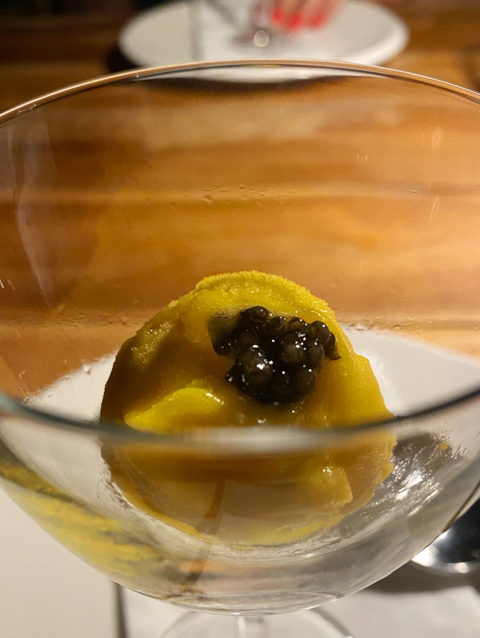 Σορμπέ μάνγκο με χαβιάρι  / Φωτογραφία: Μάνος Λειβαδάρος/iefimerida