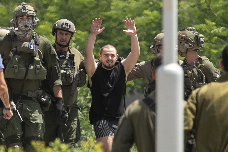 Ο Αλμόγκ Μέιρ Ζον, 21 ετών, ένας από τους τέσσερις ομήρους που διέσωσαν το περασμένο Σάββατο ισραηλινοί κομάντος από τον προσφυγικό καταυλισμό Νουσέιρατ στην κεντρική Λωρίδα της Γάζας