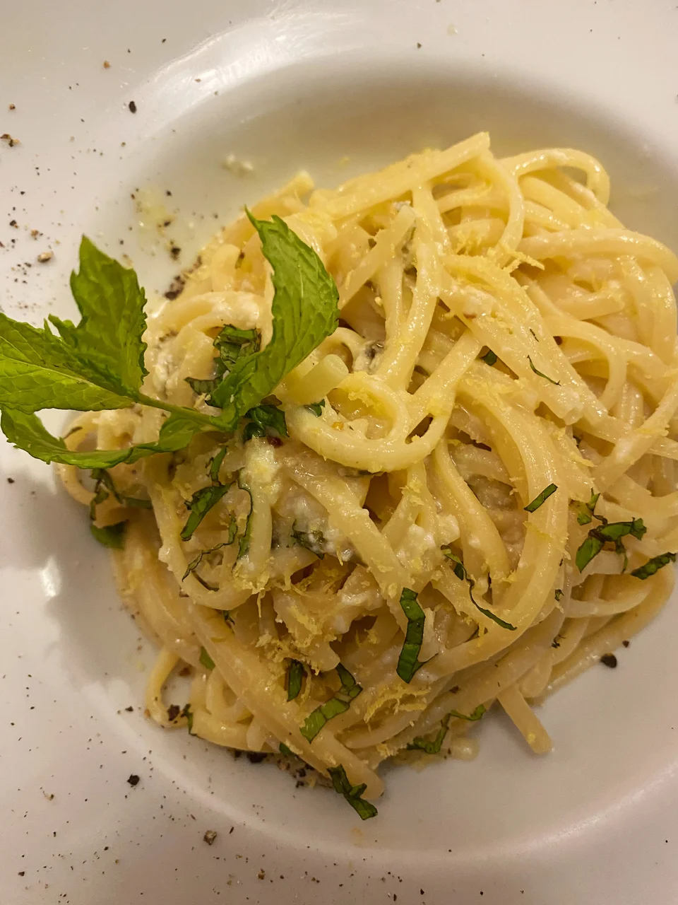 Ζυμαρικά με σάλτσα λεμονιού.