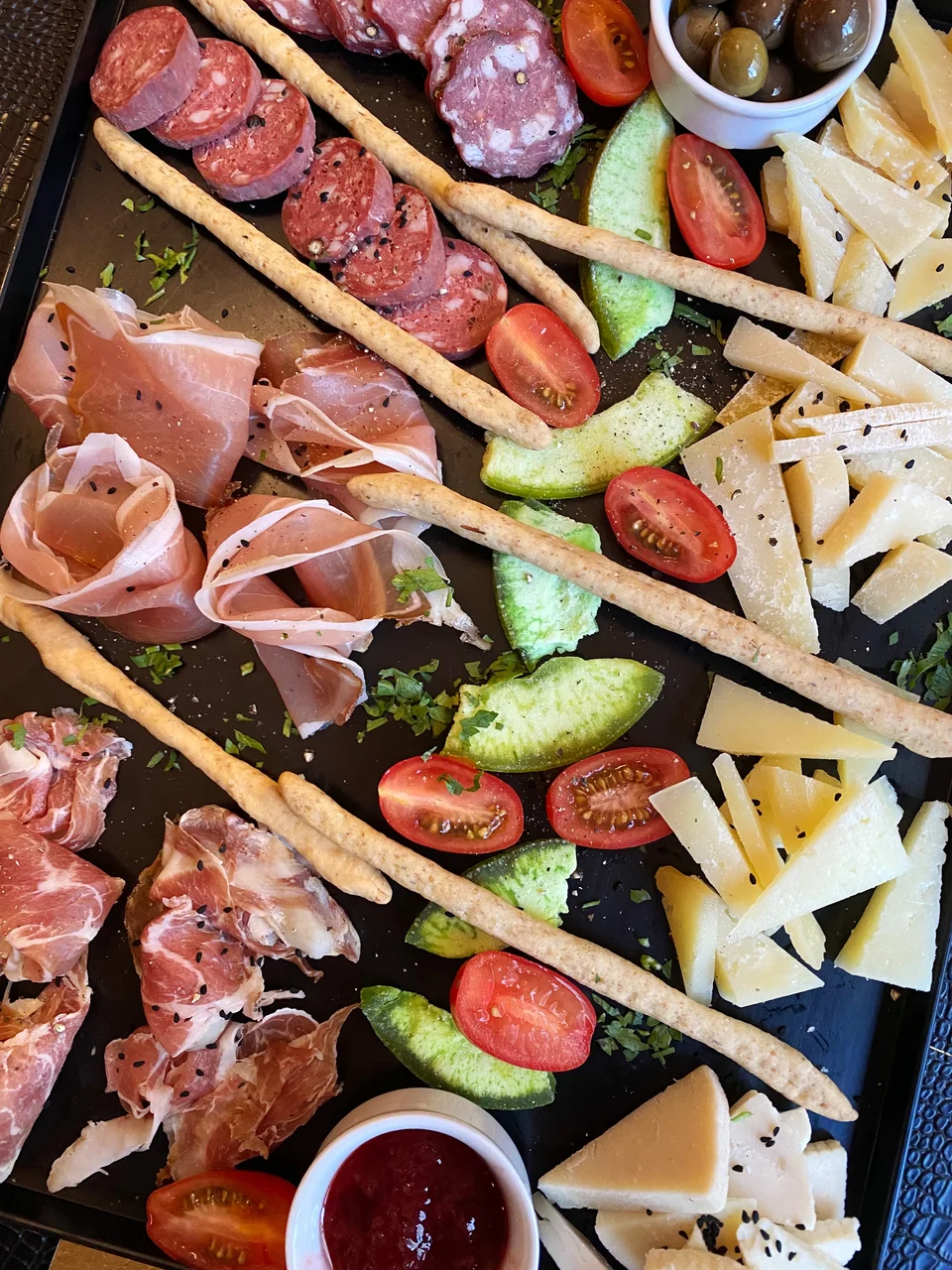 Ένα πλούσιο πλατό τυριών και αλλαντικών στο Santa Lucia.