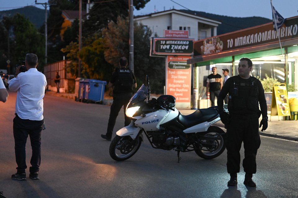 Αστυνομικοί στον τόπο του εγκλήματος στον Διόνυσο / Φωτογραφία EUROKINISSI