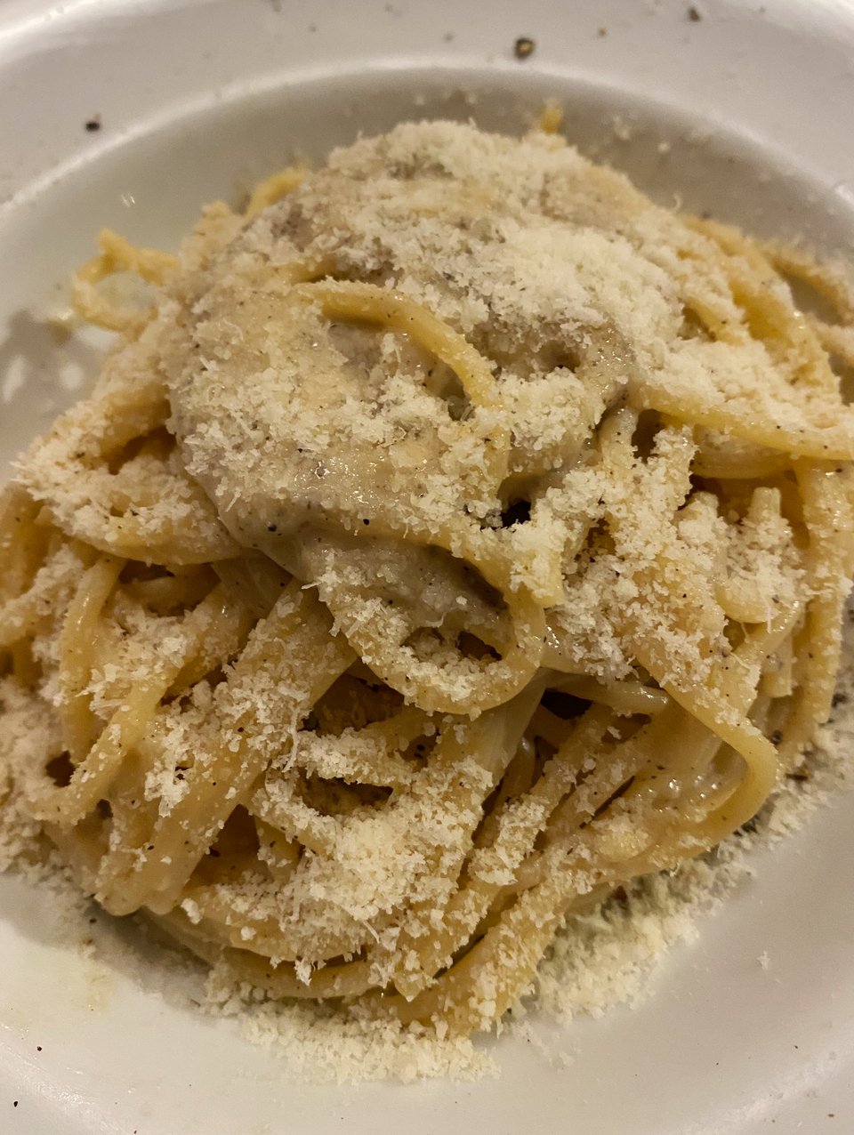 H νόστιμη και σωστά μαγειρεμένη cacio e pepe της Santa Lucia. 