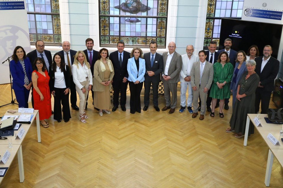 Η κ. Σοφία Κουνενάκη Εφραίμογλου με τους εκπροσώπους των 12 ευρωπαϊκών Επιμελητηρίων