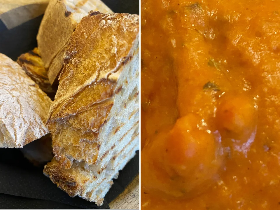 Φρυγανισμένο ψωμί από προζύμι αργής ωρίμανσης με ντιπ pappa al pomodoro.