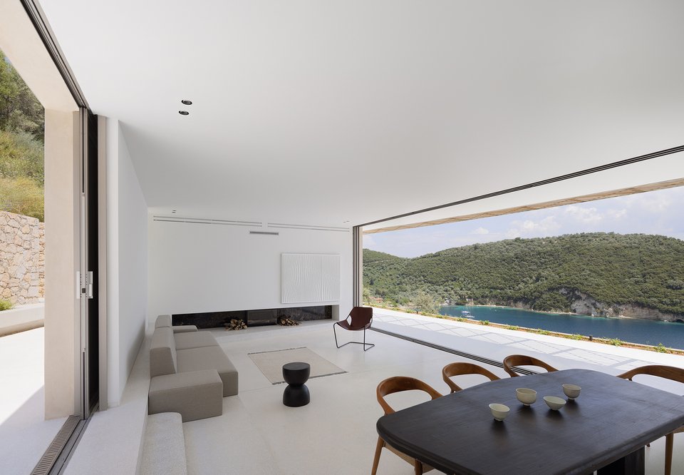 Άποψη από το open air καθιστικό με το τζάκι και τις ανοιχτές μπαλκονόπορτες που προσφέρουν μοναδική θέα.