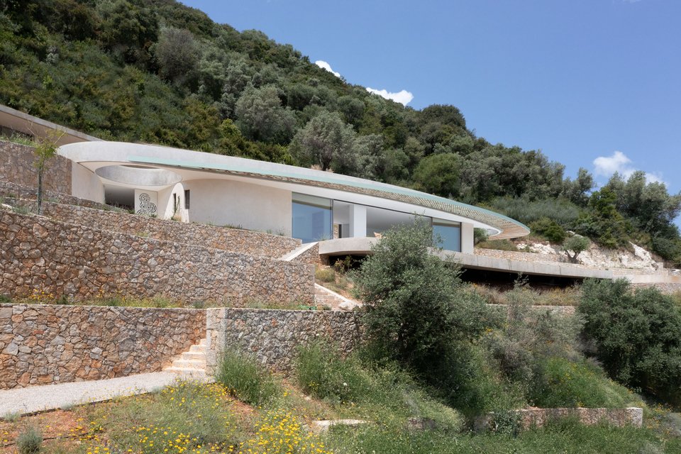 Άποψη της κατοικίας από το πιο χαμηλό επίπεδο της πλαγιάς