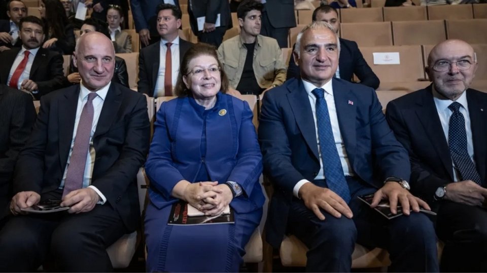 Η Λίνα Μενδώνη με τον Τούρκο ομόλογό της και εκπροσώπους της Ελλάδας και της Τουρκίας στην Κωνσταντινούπολη για την παράσταση «Ρωμαίος και Ιουλιέττα»