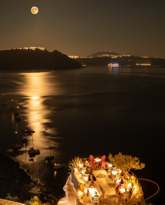 Πανσέληνος στο εστιατόριο Lycabettus του Andronis Luxury Suites στη Σαντορίνη