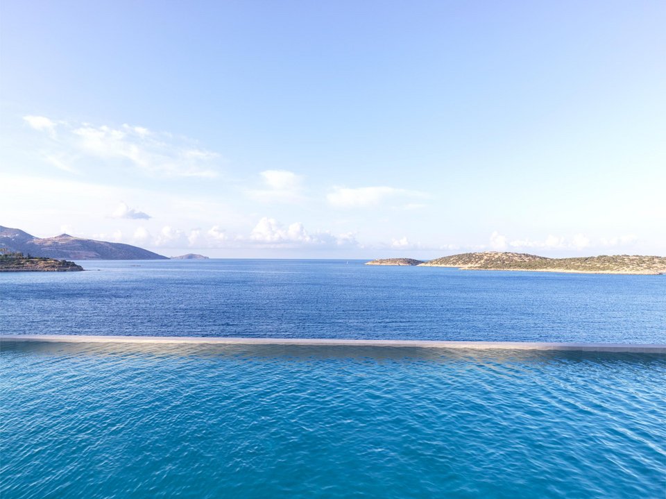Η πισίνα υπερχείλισης του InterContinental Crete