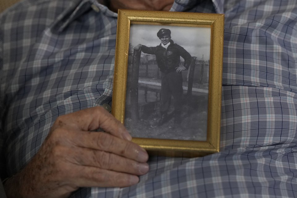 Ο Χάρολντ Τέρενς δείχνει στην κάμερα φωτογραφία του με στολή αεροπόρου στην ηλικία των 20 ετών