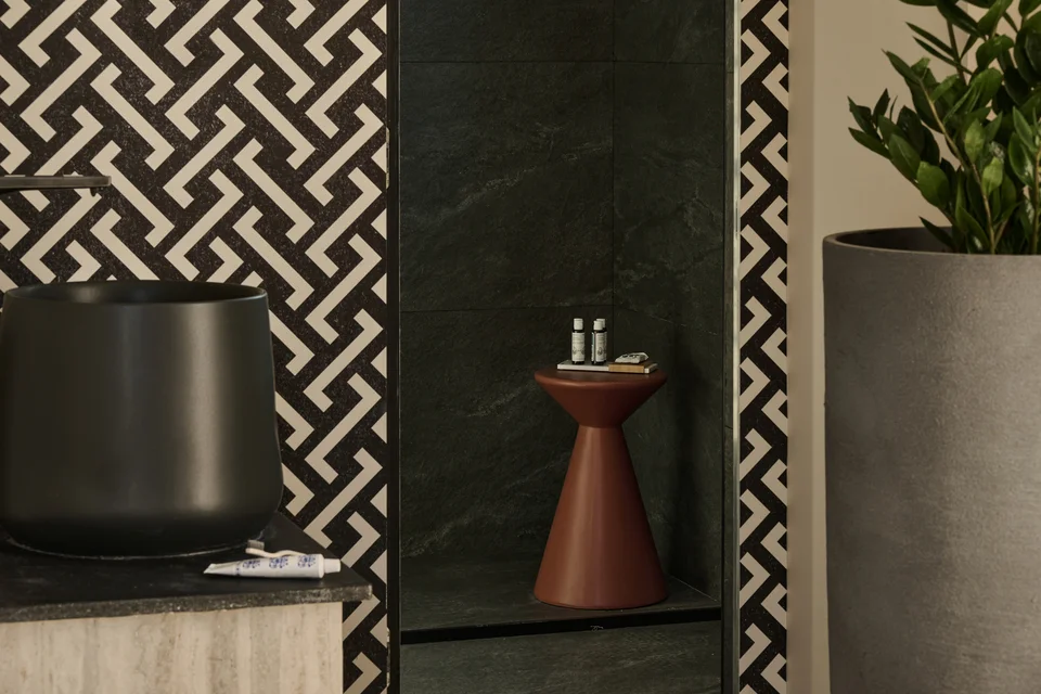 Στο μπάνιο τα μαυρόασπρα πλακάκια παραπέμπουν σε νεοκλασικά μοτίβα της κλασικής Αθήνας
