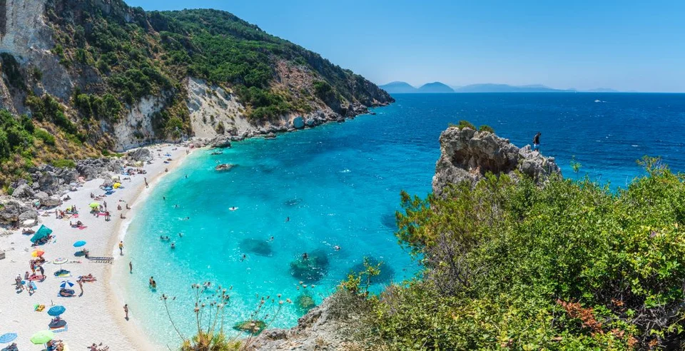 Ο μικρός κολπίσκος βρίσκεται σε κοντινή απόσταση από το χωριό Βασιλική