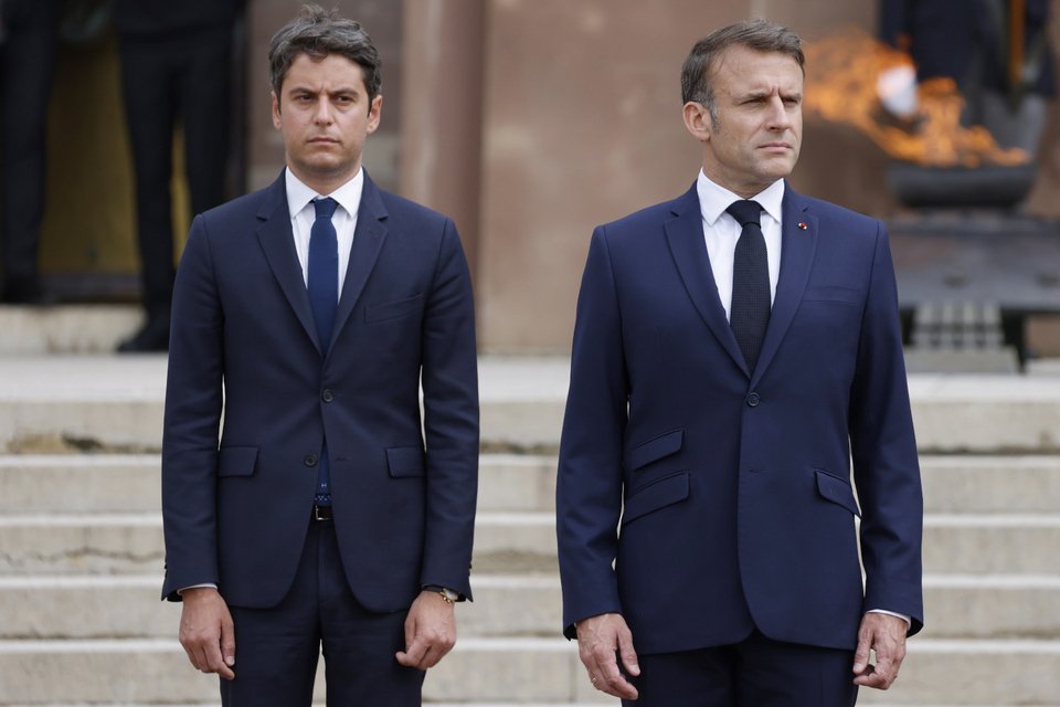 Από αριστερά ο απερχόμενος πρωθυπουργός Γκαμπριέλ Ατάλ και ο πρόεδρος Εμανουέλ Μακρόν/