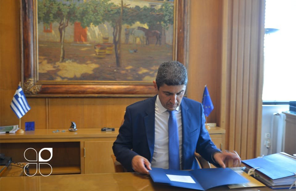 Την πρώτη ημέρα ανάληψης καθηκόντων από τον Λ. Αυγενάκη ο πίνακας πίσω του προϋπήρχε
