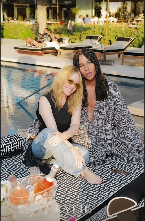 H Kylie Minogue με τον καλλιτεχνικό διευθυντή του οίκου Balmain, Olivier Rousteing 