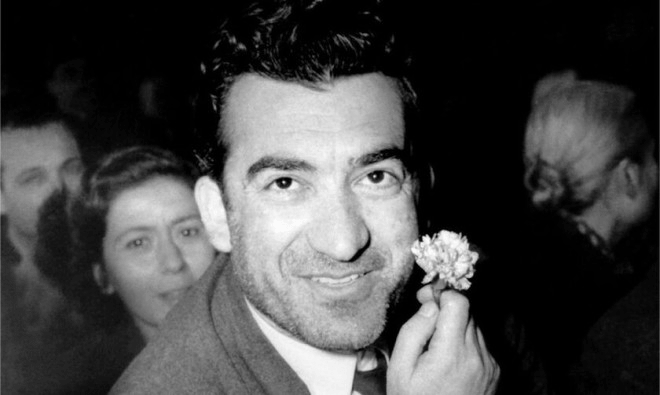 Ο Νίκος Μπελογιάννης, ο «άνθρωπος με το γαρύφαλλο»