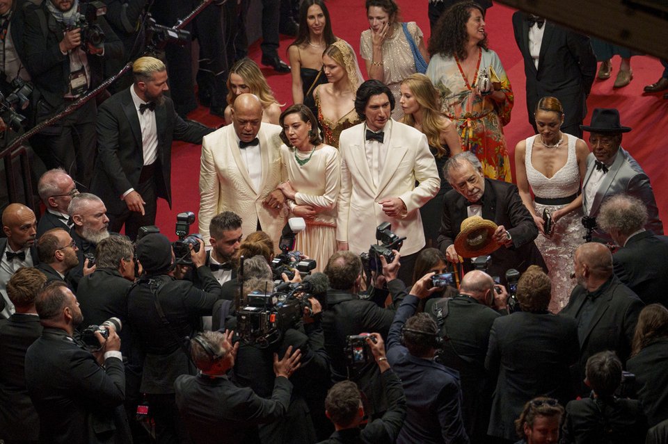 Ο Shia LaBeouf, από αριστερά, ο Laurence Fishburne, η Aubrey Plaza, ο Adam Driver, ο σκηνοθέτης Francis Ford Coppola, η Nathalie Emmanuel και ο Giancarlo Esposito στην πρεμιέρα της ταινίας «Megalopolis» στο 77ο διεθνές φεστιβάλ κινηματογράφου των Καννών