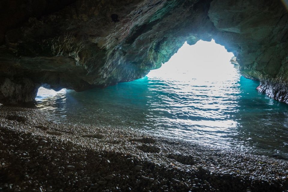 Η σπηλιά στην παραλία