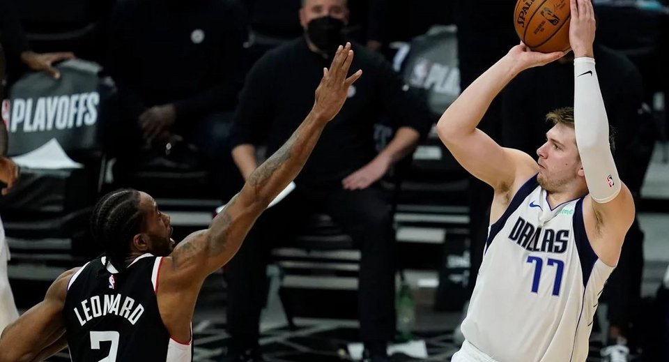 Ντόνσιτς και Λέοναρντ σε φάση από τον αγώνα / Φωτογραφία: ΑΡ