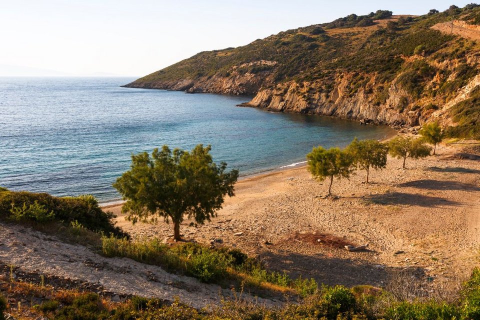 Η παραλία σε κοντινή απόσταση από το λιμάνι των Φούρνων