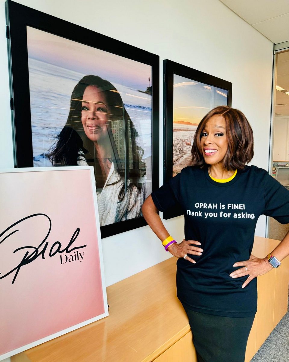 Η Γκέιλ Κινγκ με μπλούζα που γράφει: «Η Όπρα είναι καλά! Ευχαριστώ για το ενδιαφέρον»