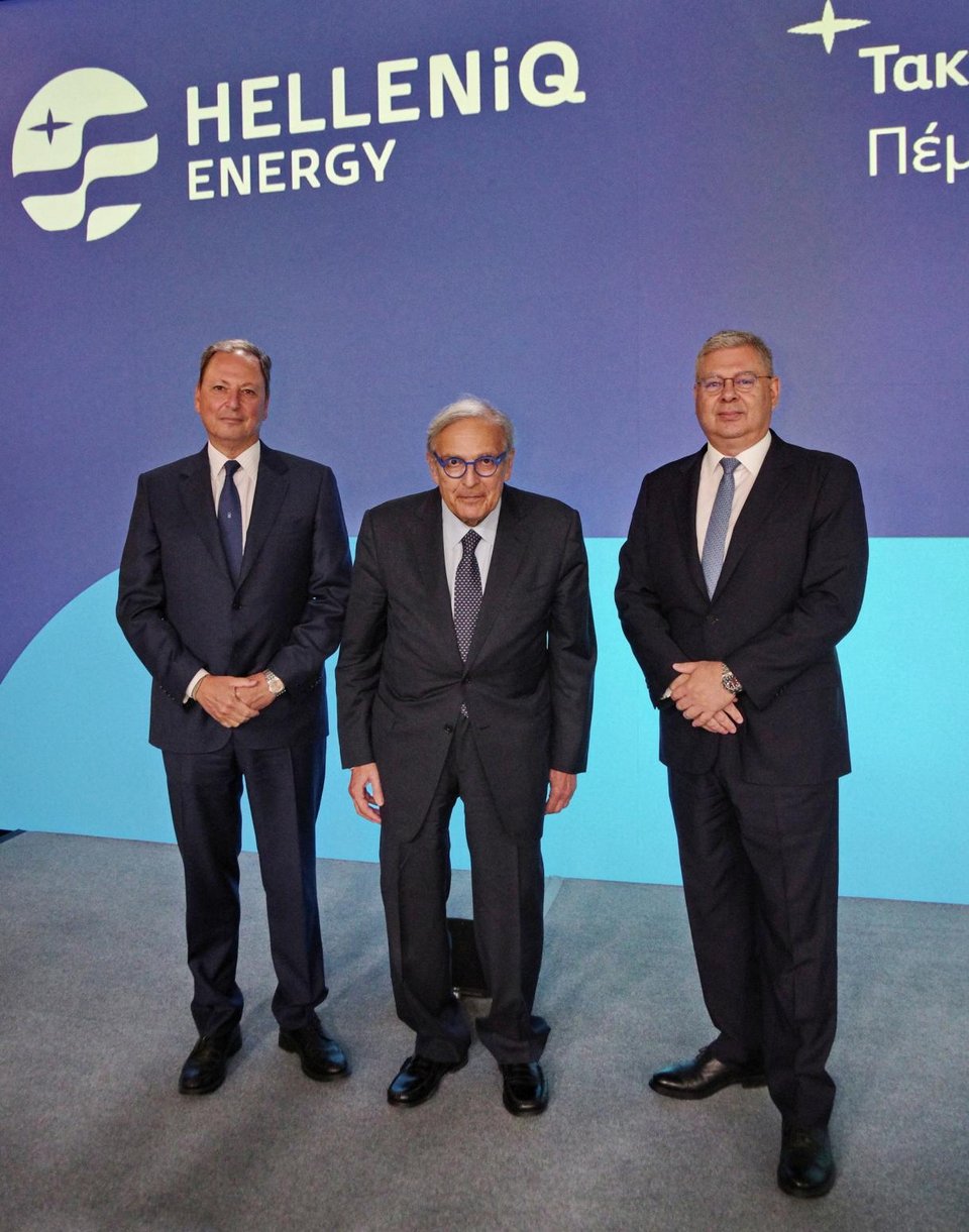 Από αριστερά, ο νέος Πρόεδρος του Δ.Σ. της HELLENiQ ENERGY κ. Σπήλιος Λιβανός, o απερχόμενος Πρόεδρος κ. Γιάννης Παπαθανασίου και δίπλα του ο Διευθύνων Σύμβουλος κ. Ανδρέας Σιάμισιης.