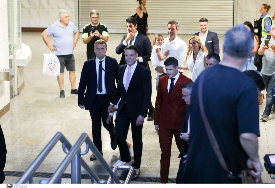 Στέφανος Κασσελάκης και Τάιλερ Μακμπέθ ανεβαίνουν από το μετρό -Πίσω τους ο αδελφός του προέδρου του ΣΥΡΙΖΑ με την κόρη του / Φωτογραφία: Intimenews/ΛΙΑΚΟΣ ΓΙΑΝΝΗΣ