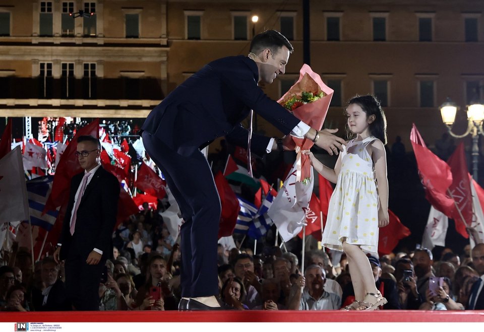 Ο Στέφανος Κασσελάκης δέχεται λουλούδια / Φωτογραφία: Intimenews/ΛΙΑΚΟΣ ΓΙΑΝΝΗΣ