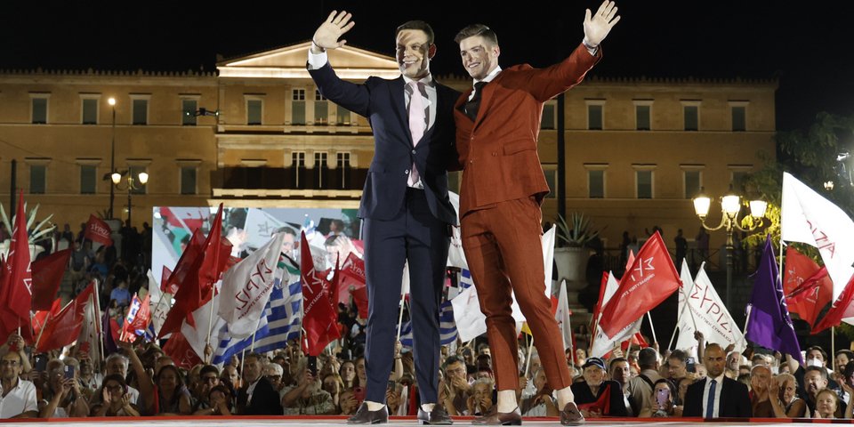 Ο Στέφανος Κασσελάκης με τον σύζυγό του, Τάιλερ Μακμπέθ, στην εξέδρα / Φωτογραφία: ΓΙΩΡΓΟΣ ΚΟΝΤΑΡΙΝΗΣ/EUROKINISSI