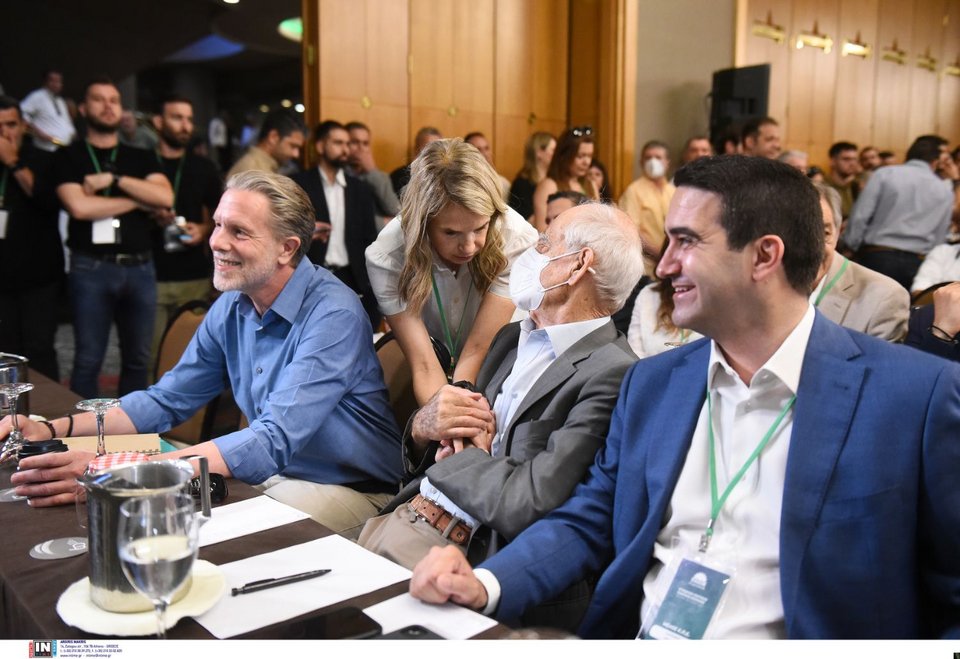 Ο Απόστολος Κακλαμάνης στο επίκεντρο...