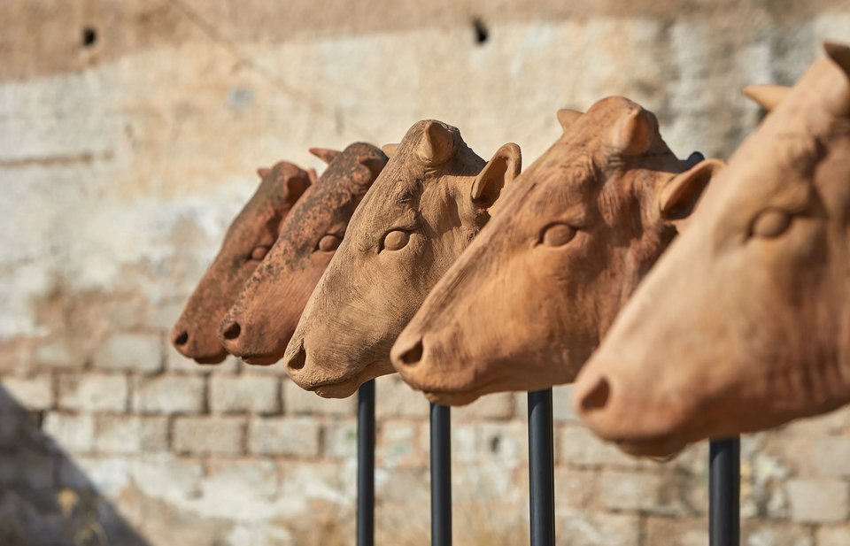 Kεφαλές από το πήλινο σύμπαν του Χαράλαμπου Γκούμα