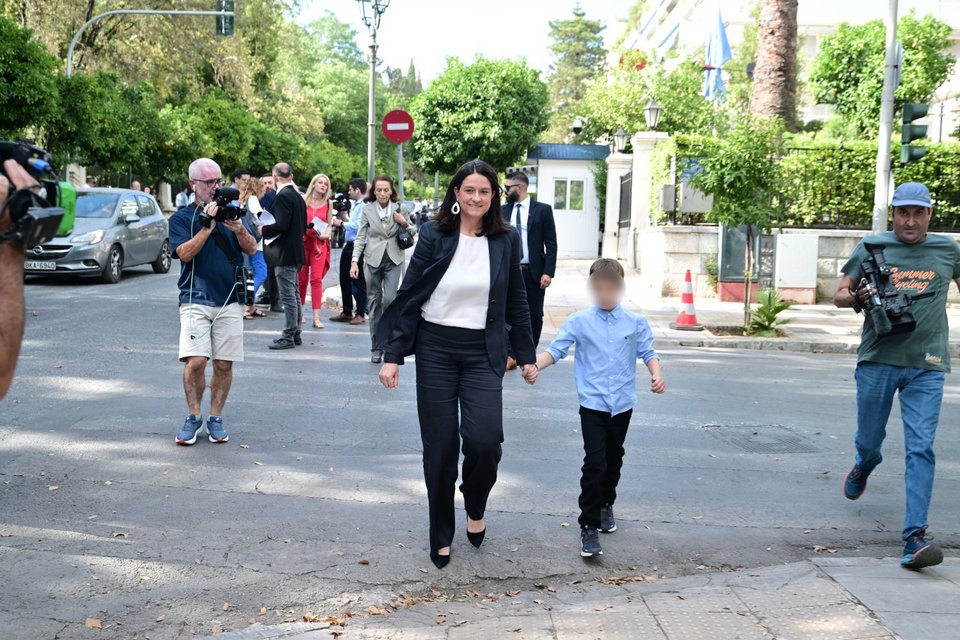 Η νέα υπουργός Εργασίας, Νίκη Κεραμέως, με τον γιο της / Φωτογραφία: Eurokinissi-ΜΠΟΛΑΡΗ ΤΑΤΙΑΝΑ