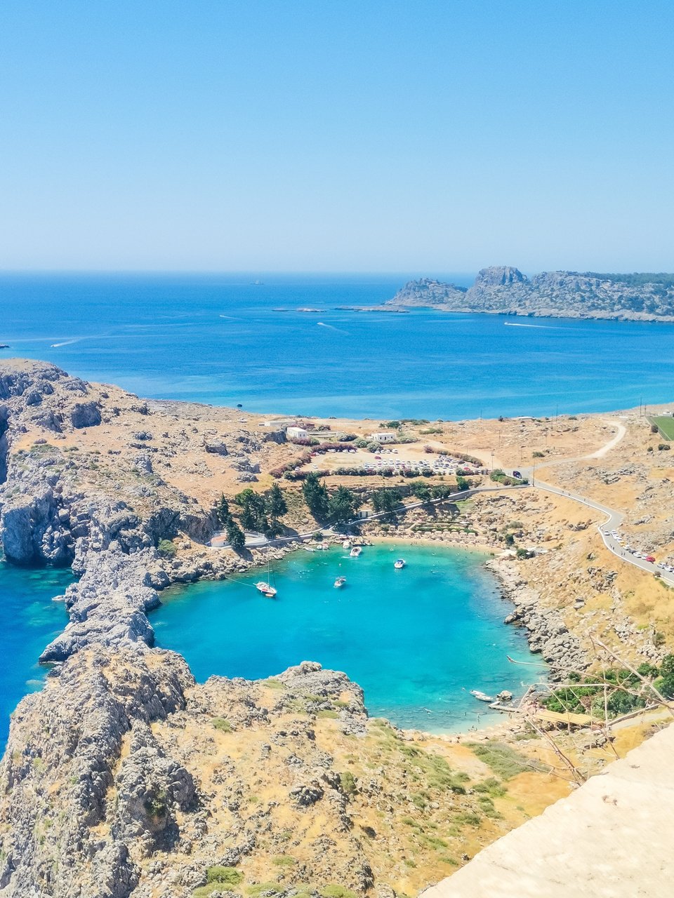 Άποψη του κόλπου του Αγίου Παύλου στη Λίνδο. Τα βράχια περιβάλλουν τη θάλασσα σε σχήμα καρδιάς.