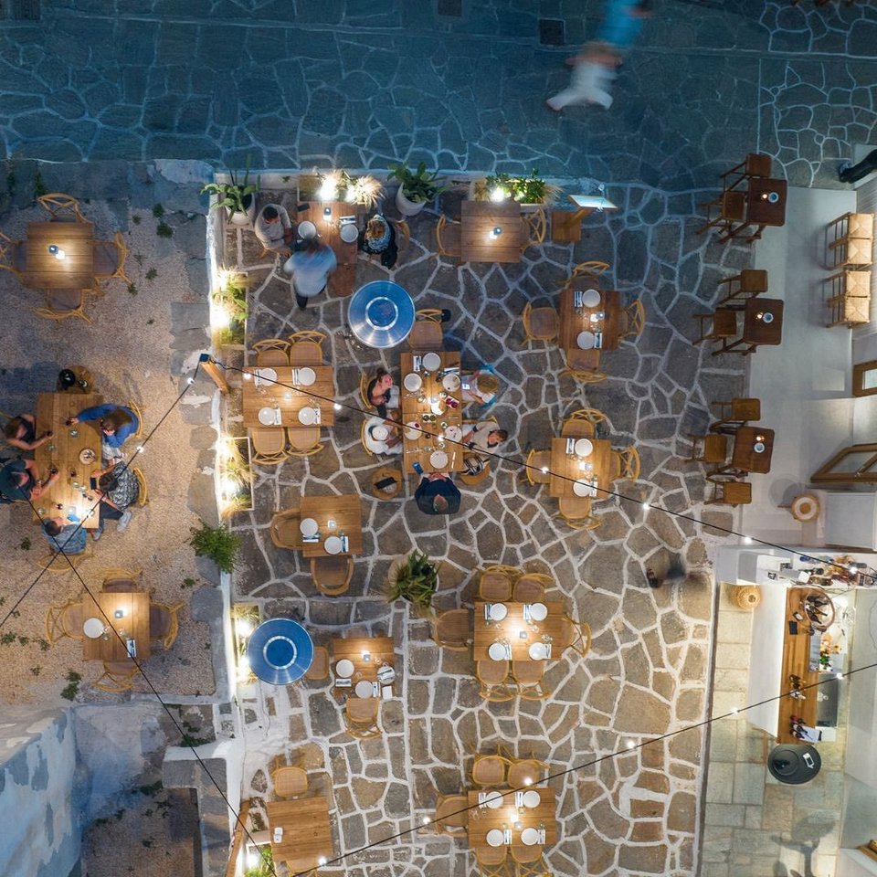 Aεροφωτογραφία της πλατείας με τα τραπέζια του Luaz.