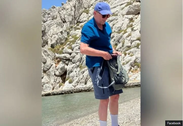 Μια φωτογραφία του Dr Mosley σε διακοπές στη Σύμη μοιράστηκε σε μια τοπική ομάδα στο Facebook την Τετάρτη