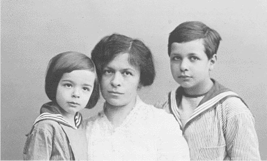 Η Mileva Marić με τους δύο γιους της, Hans Albert και Eduard.