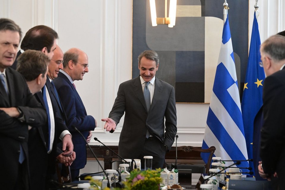 Ο πρωθυπουργός Κυριάκος Μητσοτάκης ζητάει από τους υπουργούς να καθίσουν για να ξεκινήσει η συνεδρίαση του υπουργικού
