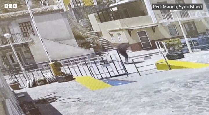 Νέα κάμερα κλειστού κυκλώματος φαίνεται να δείχνει τον Μάικλ Μόσλεϊ να περπατά προς βραχώδεις λόφους 