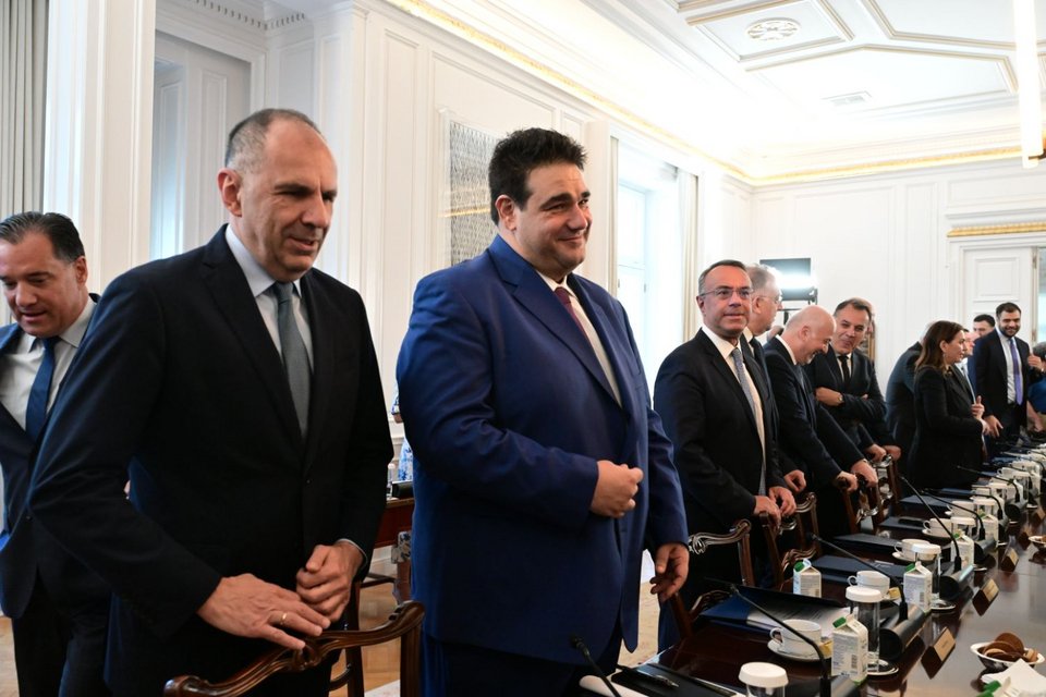Ο Γιώργος Γεραπετρίτης με τον νέο υπουργό Εσωτερικών Θοδωρή Λιβάνιο
