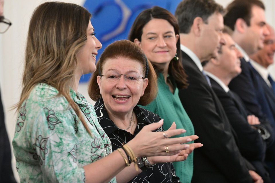 Η Σοφία Ζαχαράκη, Λίνα Μενδώνη και στο βάθος η Νίκη Κεραμέως