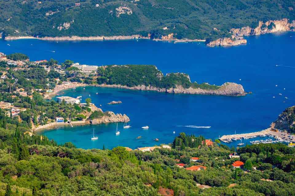 Ο κόλπος της Παλαιοκαστρίτσας σε σχήμα καρδιάς