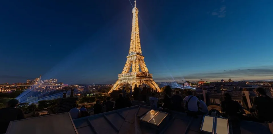 Ο φωτισμένος Πύργος του Άιφελ τη νύχτα / Φωτογραφία: Shutterstock
