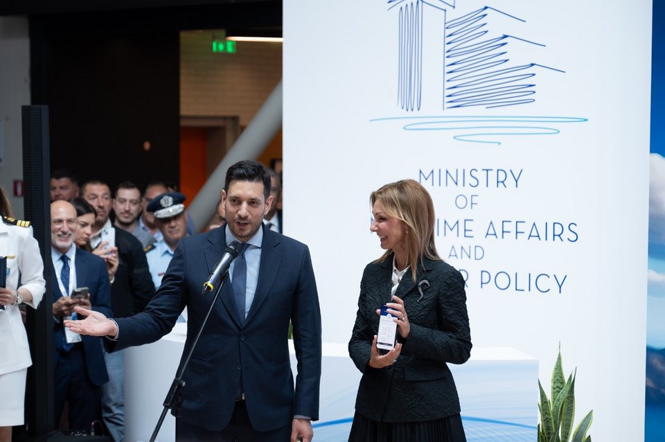 Ο υφυπουργός Ψηφιακής Διακυβέρνησης Κωνσταντίνος Κυρανάκης και η Πρόεδρος της Ένωσης Ελλήνων Εφοπλιστών Μελίνα Τραυλού
