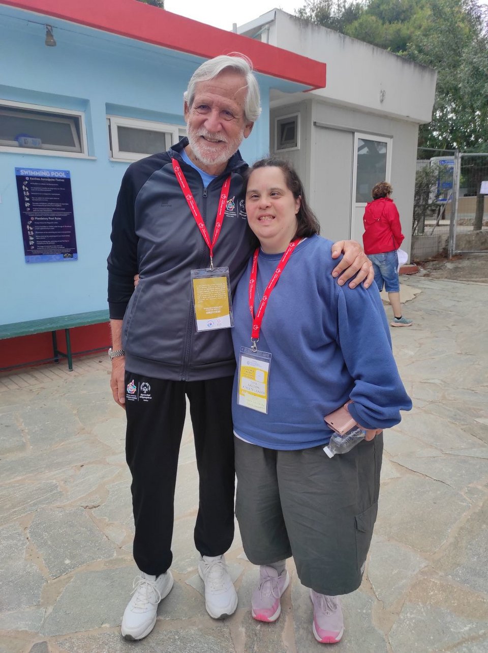 Ο πρόεδρος των Special Olympics με την Όλγα Δασουρά. «Περνάμε τέλεια εδώ, έχω κάνει φίλους. Είμαι κολυμβήτρια - προπονήτρια» ανέφερε η αθλήτρια των Special Olympics / Φωτογραφία: Χριστίνα Ζάχου