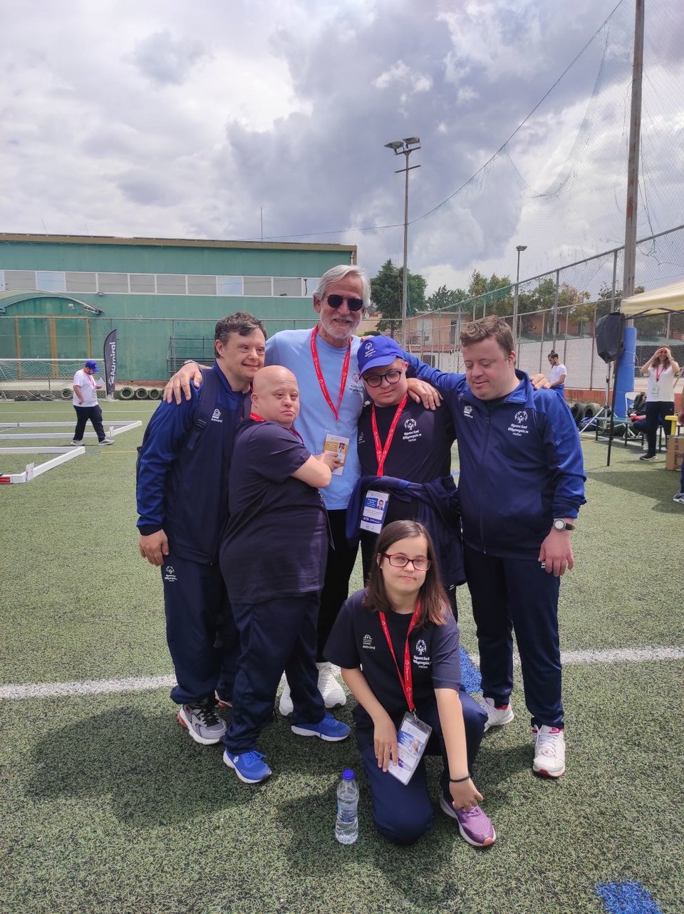 Ο Διονύσης Κοδέλλας με αθλητές των Special Olympics
