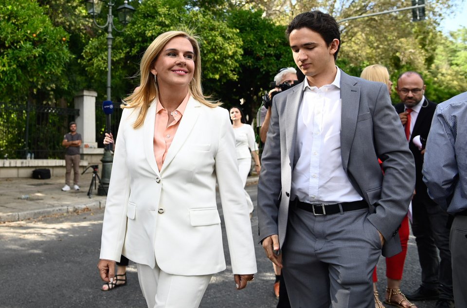 Η Ζωή Ράπτη που αναλαμβάνει υφυπουργός Ανάπτυξης έφτασε στο προεδρικό συνοδευόμενη από τον γιο της