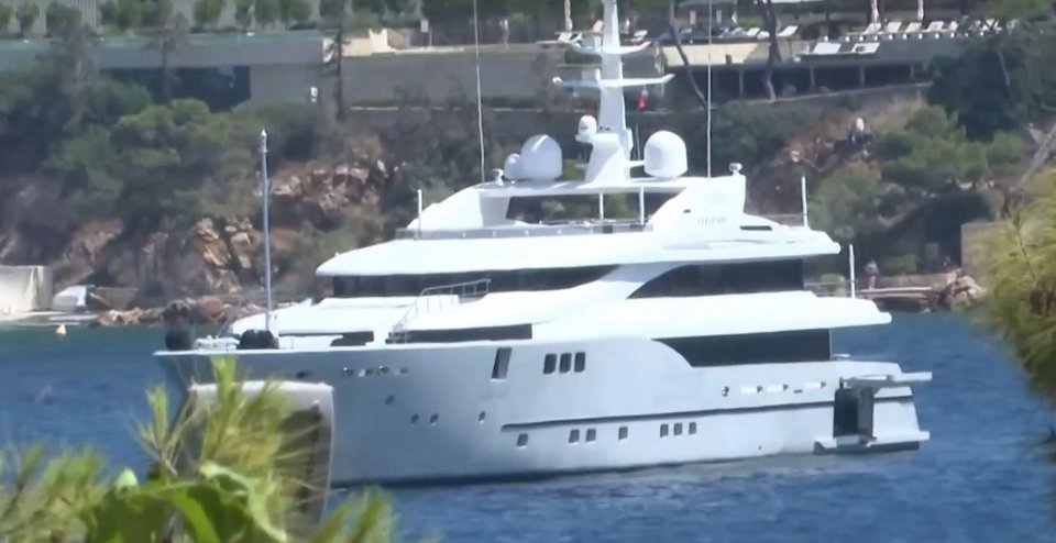 Η θαλαμηγός «Persefoni» στη Βουλιαγμένη