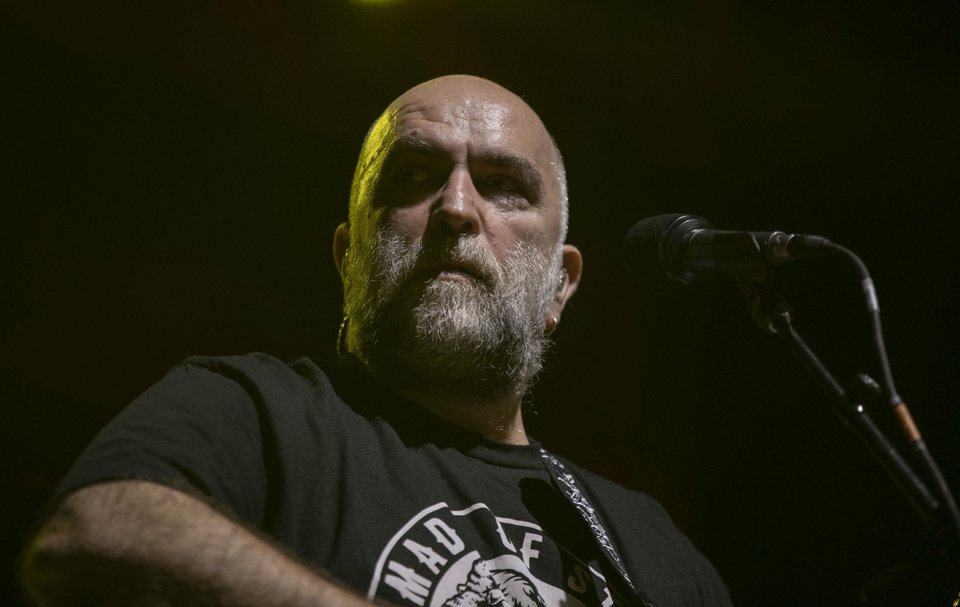 Ο γνωστός τραγουδιστής και τραγουδοποιός των Πυξ Λαξ Μπάμπης Στόκας / Φωτογραφία NDP