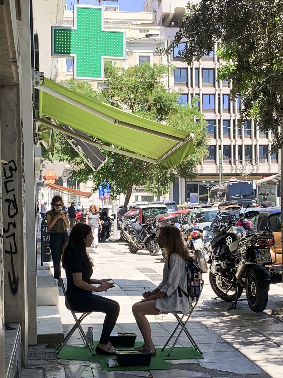 Το κοινό συμμετέχει ενεργά στη διαμόρφωση του έργου καθώς καλείται να καθίσει απέναντι από την καλλιτέχνιδα
