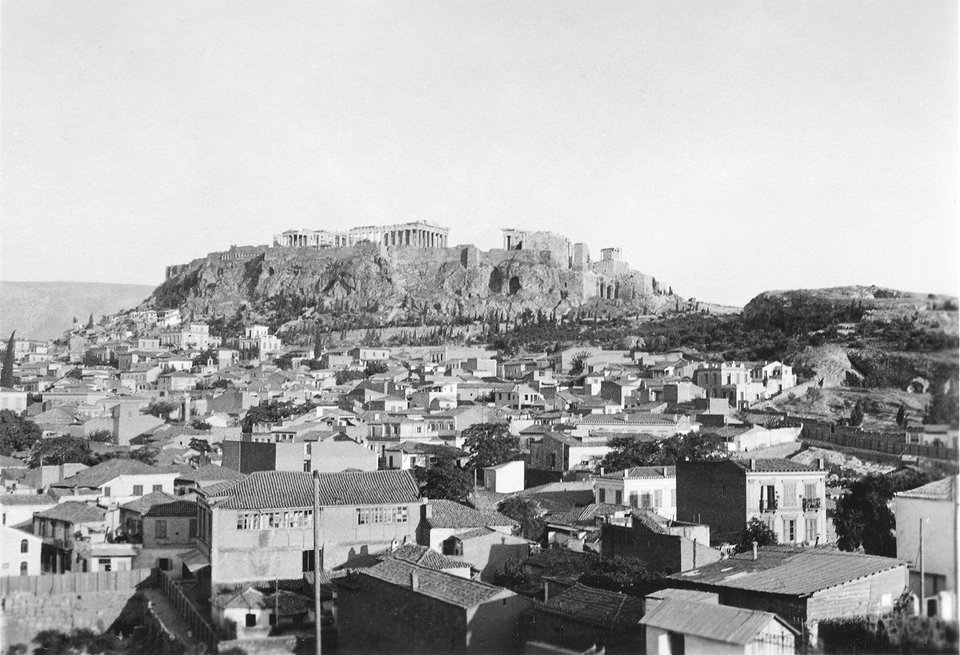 Η συνοικία το 1932. Άποψη προς νοτιοανατολικά. Σε αυτό το πανόραμα διαπιστώνεται πόσο πυκνή ήταν η δόμηση της Βρυσακίου στους πρόποδες της Ακρόπολης